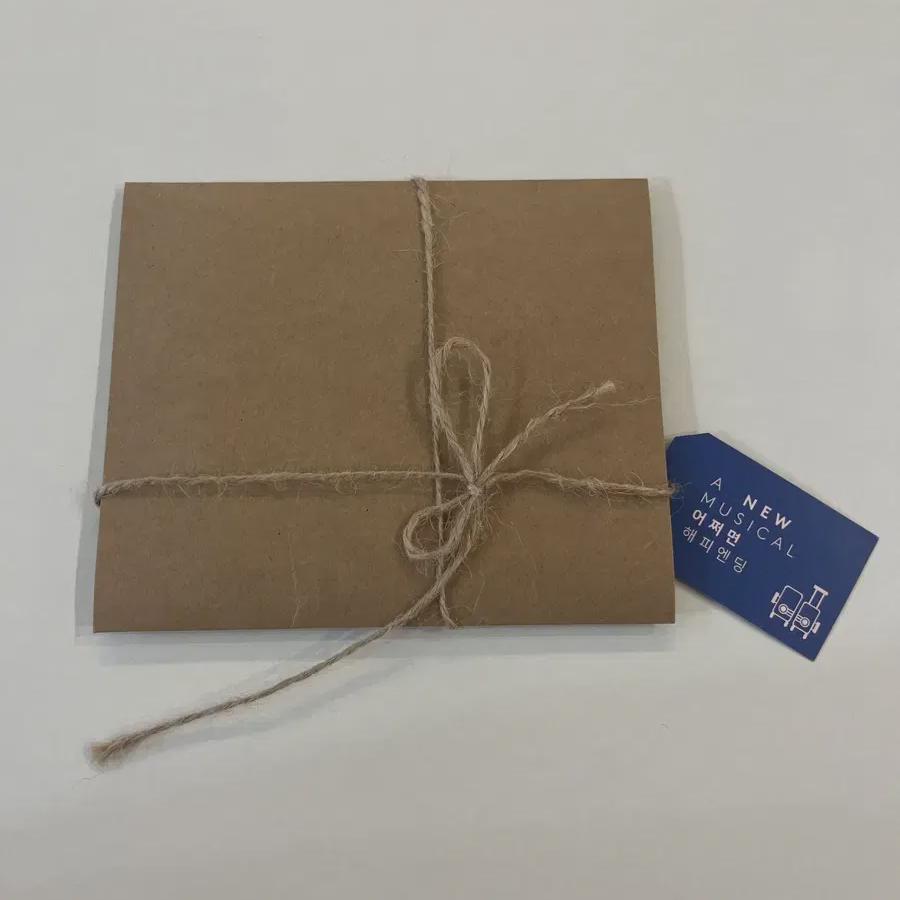 Мюзикл «Возможно, счастливый конец 2018» продает носовые платки.